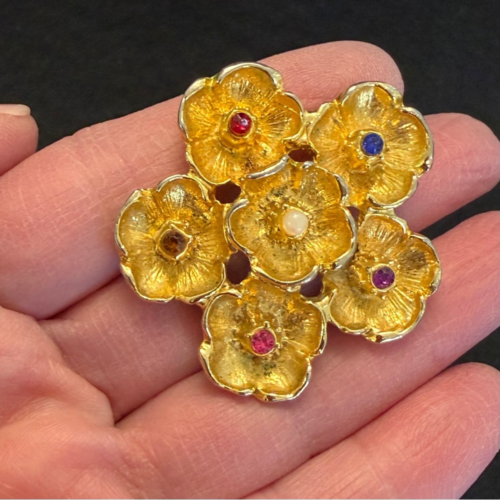 Florenza-Style Vintage Gold Floral Brooch with Gem Accents - Picture 7 of 8